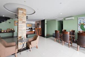 a living room with chairs and a table at SANS Stay Raja Soeta Hostel Lampung in Hajimana