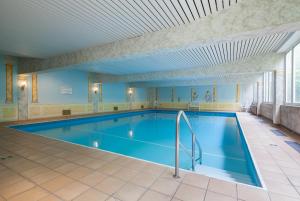 a large swimming pool in a large room at Golfresidenz D 0 06 in Grömitz