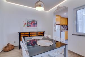 a kitchen with a dining room table and chairs at Patio Suite in Olhão