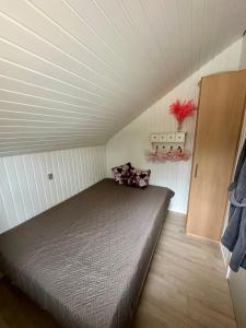 a bedroom with a bed in a room at Glamping Cabin Wilderness bathing and relaxation in Silkeborg