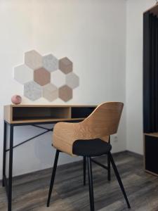 a chair sitting in front of a desk at Ferienwohnung Lux in Ortenberg