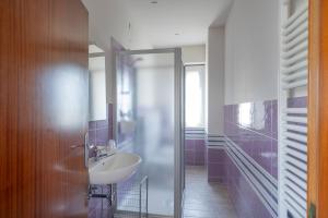 a bathroom with a sink and a shower at Alba sul Mare Guest House in Massignano