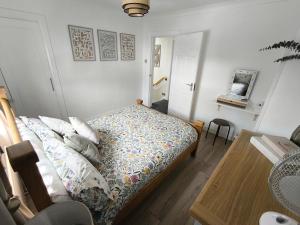 a small bedroom with a bed and a table at Carrick's Cosy Haven in Carrickfergus