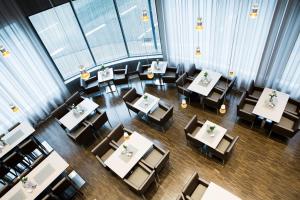 Draufsicht auf ein Restaurant mit Tischen und Stühlen in der Unterkunft Hella Globe in Lippstadt