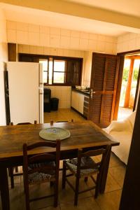 a kitchen and dining room with a table and chairs at Casas 1 Terrace in Laguna