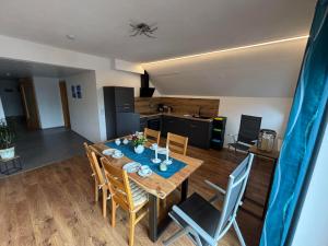 a kitchen and a dining room with a table and chairs at Ferienwohnung Lodge 13 in Ehrenberg