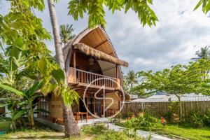 a tree house in the middle of a forest at Ings Garden Acommodation in Gili Islands