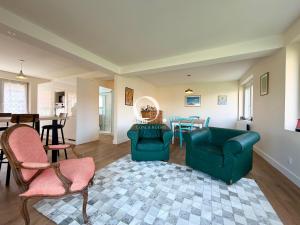 a living room with two chairs and a table at GC - La Voile Bleue in Wissant
