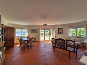 a living room with a table and chairs at Casa Arreyal in Amoreira