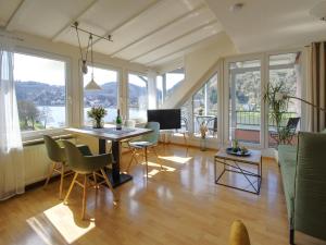 a living room with a table and chairs at Ferienhaus Bullay in Bullay