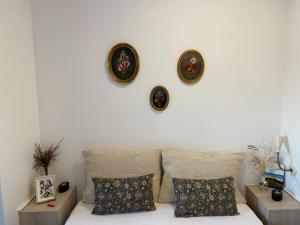 a couch with three plates on a white wall at Casa da Covilhã - Pedra e Lã in Covilhã
