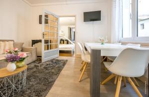 a living room with a table and chairs and a couch at Maison au cœur de Saumur Cour privée Parking gratuit Wi-Fi in Saumur