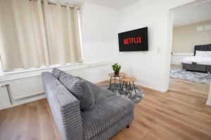 a living room with a couch and a bed at Deluxe Urban Stay in Linz