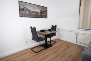 a small table in a room with two chairs at Deluxe Urban Stay in Linz