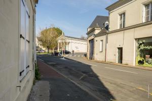 an empty street in a town with buildings at Maison au cœur de Saumur Cour privée Parking gratuit Wi-Fi in Saumur