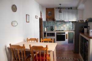a kitchen with a table and chairs in a kitchen at Casa 7 in Sintra
