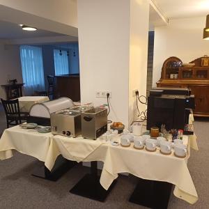 Kleinod Pulkau في Pulkau: طاولة عليها طعام وأكواب