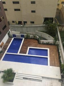 - une vue sur la piscine située dans un bâtiment dans l'établissement Flat Capitania Varam Ap 3053, à Guarujá