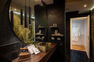 a bathroom with a sink and a mirror at Bed&Dreams con Jacuzzi in Bergamo