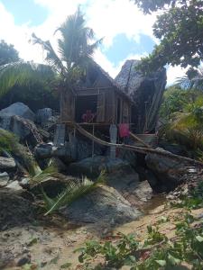 a house on the rocks on the beach at Maison typique Madagascar in Anjiabe
