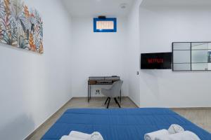 a bedroom with a bed and a desk in it at Scorcio di Mare By Dimora Hub in Balestrate