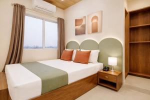 a bedroom with a large bed and a window at Anushka Stays Varanasi in Varanasi