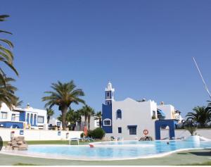 a large swimming pool in front of a building at El sueño de Rocío in Roquetas de Mar