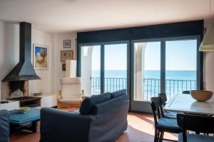 a living room with a view of the ocean at AT303 Vistas de la playa de Altafulla, casa en primera línea in Altafulla