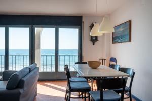 a dining room with a table and chairs and the ocean at AT303 Vistas de la playa de Altafulla, casa en primera línea in Altafulla