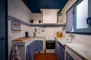 a kitchen with white appliances and a blue ceiling at AT303 Vistas de la playa de Altafulla, casa en primera línea in Altafulla