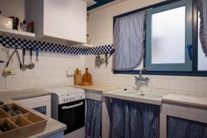 a kitchen with a sink and a stove and a window at AT303 Vistas de la playa de Altafulla, casa en primera línea in Altafulla +28 photos