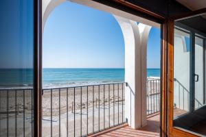 a balcony with a view of the beach at AT303 Vistas de la playa de Altafulla, casa en primera línea in Altafulla