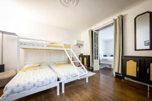 a bedroom with a bunk bed and a mirror at Maison au cœur de Saumur Cour privée Parking gratuit Wi-Fi in Saumur