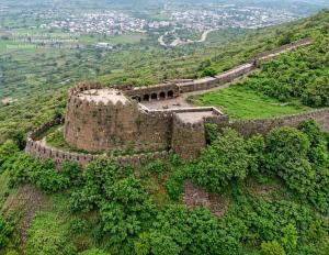 an aerial view of the great wall at Hotel Nirmalai Palace Mahur in Māhūr