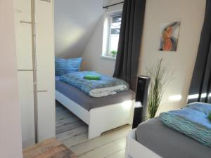 a bedroom with two beds and a window at Ferienwohnung Baumann in Schwarzenberg