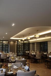 ein Speisesaal mit Tischen und Stühlen in einem Restaurant in der Unterkunft Hotel Suave Mar in Esposende