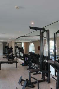 ein Fitnessstudio mit vielen Laufbändern und Crosstrainern in der Unterkunft Hotel Suave Mar in Esposende