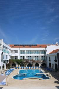 ein Pool vor einem großen Gebäude in der Unterkunft Hotel Suave Mar in Esposende