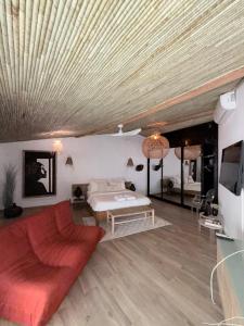 a bedroom with a bed and a couch at Villa Chanalu in Ngaparou