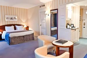 En eller flere senge i et værelse på Hotel Le Châtelain + 45 billeder