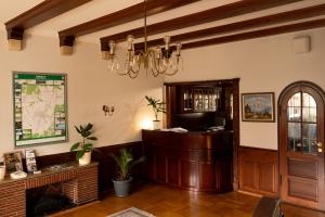 a lobby with a reception desk and a chandelier at Hotel Roß in Zwönitz