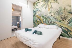 a bedroom with a bed with two stuffed elephants on it at La Maison de lOrb in Valras-Plage