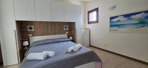 a bedroom with a bed with towels on it at Mars' apartment in Cavalcaselle