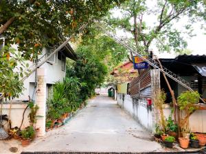 an alley with plants on the side of a building at พีพีเพลส in Ban Lak Roi