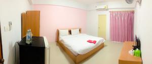 a small bedroom with a bed and a television at พีพีเพลส in Ban Lak Roi