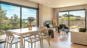 a living room with a white table and chairs at CADIAMARE in Zonza