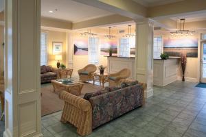 uma sala de estar com um sofá e uma mesa em Waterside by Spinnaker Resorts em Hilton Head Island