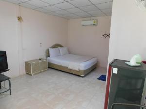 a small bedroom with a bed and a tv at 057 รีสอร์ท in Ban Huai To