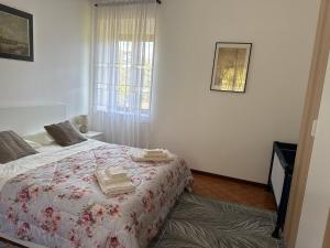 a bedroom with a bed with two towels on it at Casa del pescatore e Mary! in Mezzegra