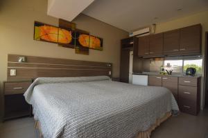 a bedroom with a bed and a kitchen at Apart Hotel Veladero in San Juan